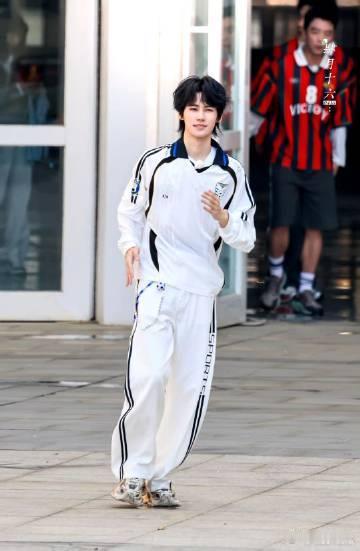 张真源撕名牌这么猛 张真源每次的撕名牌都让人感受到他的强大气场，速度和力量完美结