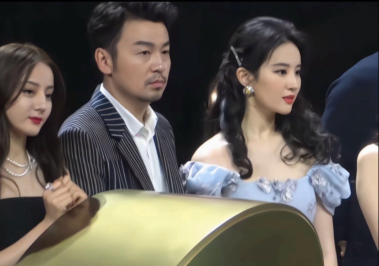 ？又不是没同框，非得搞这种p图同框干嘛… 
