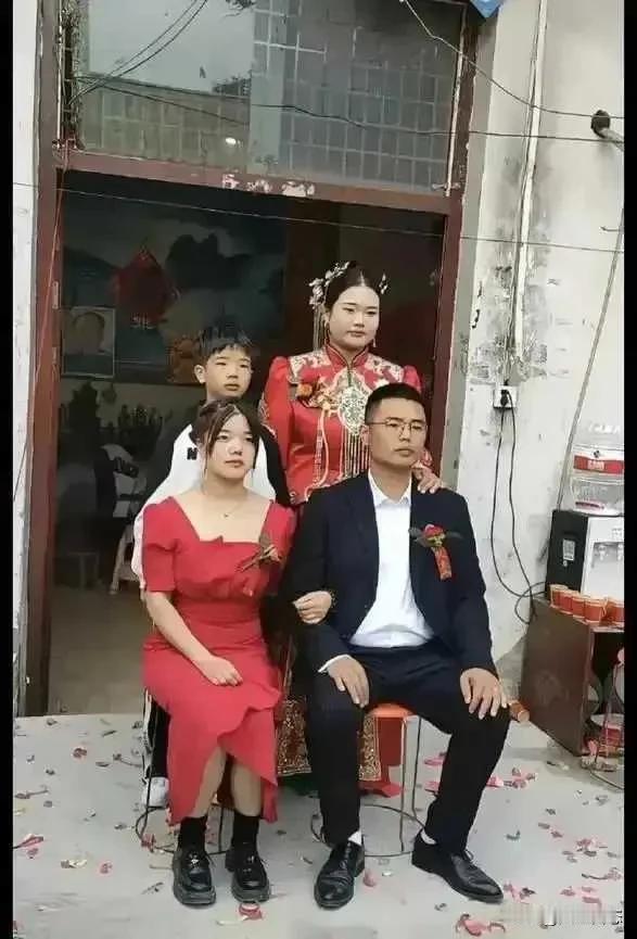 奇葩至极！婚礼当天，新娘不坐在新郎身边，却让别的女人挽着老公！