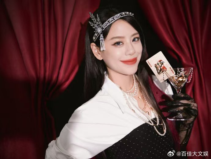 江语晨wink 谁懂这种猝不及防的心动！江语晨对着镜头轻轻wink的瞬间，清清爽