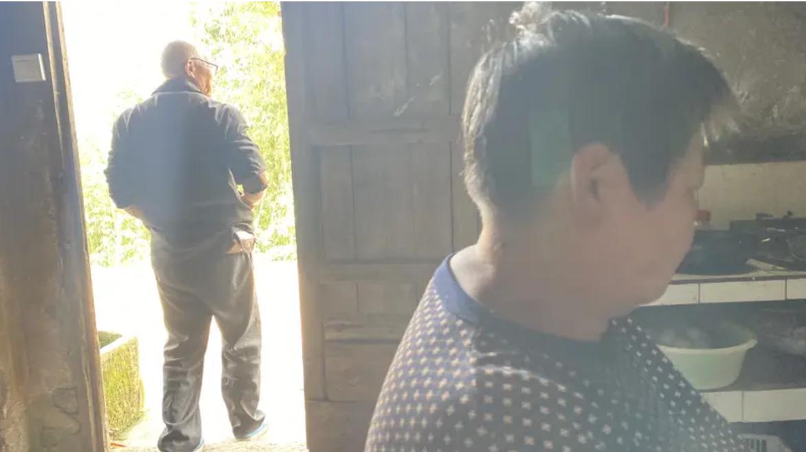 贵州山区42岁的男人陈树，被妻子当众扇了一巴掌后，整整十年没跟妻子说过一句话。家