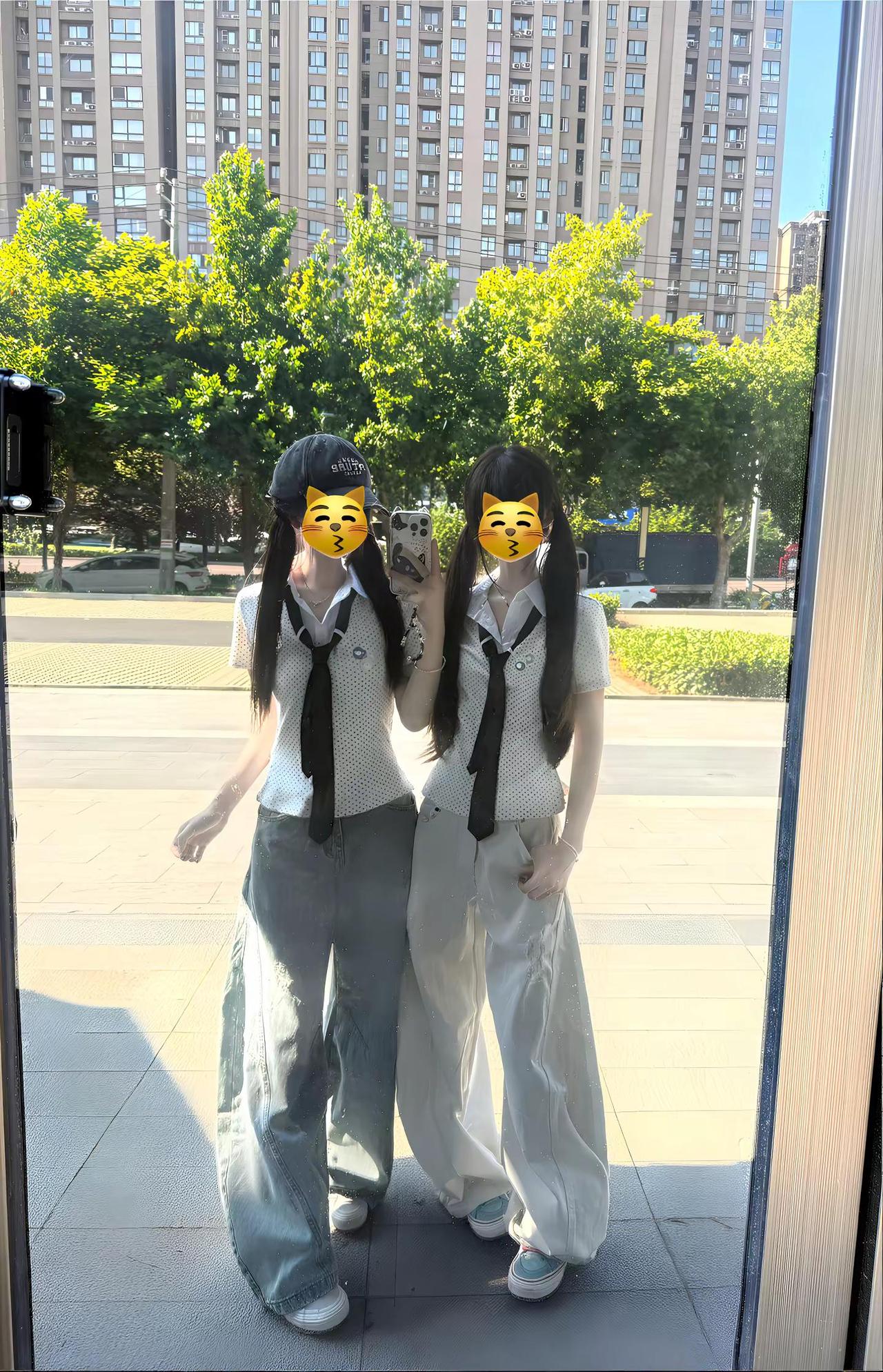 世界不及你万分之一的可爱。ootd 穿搭 双子 对镜拍