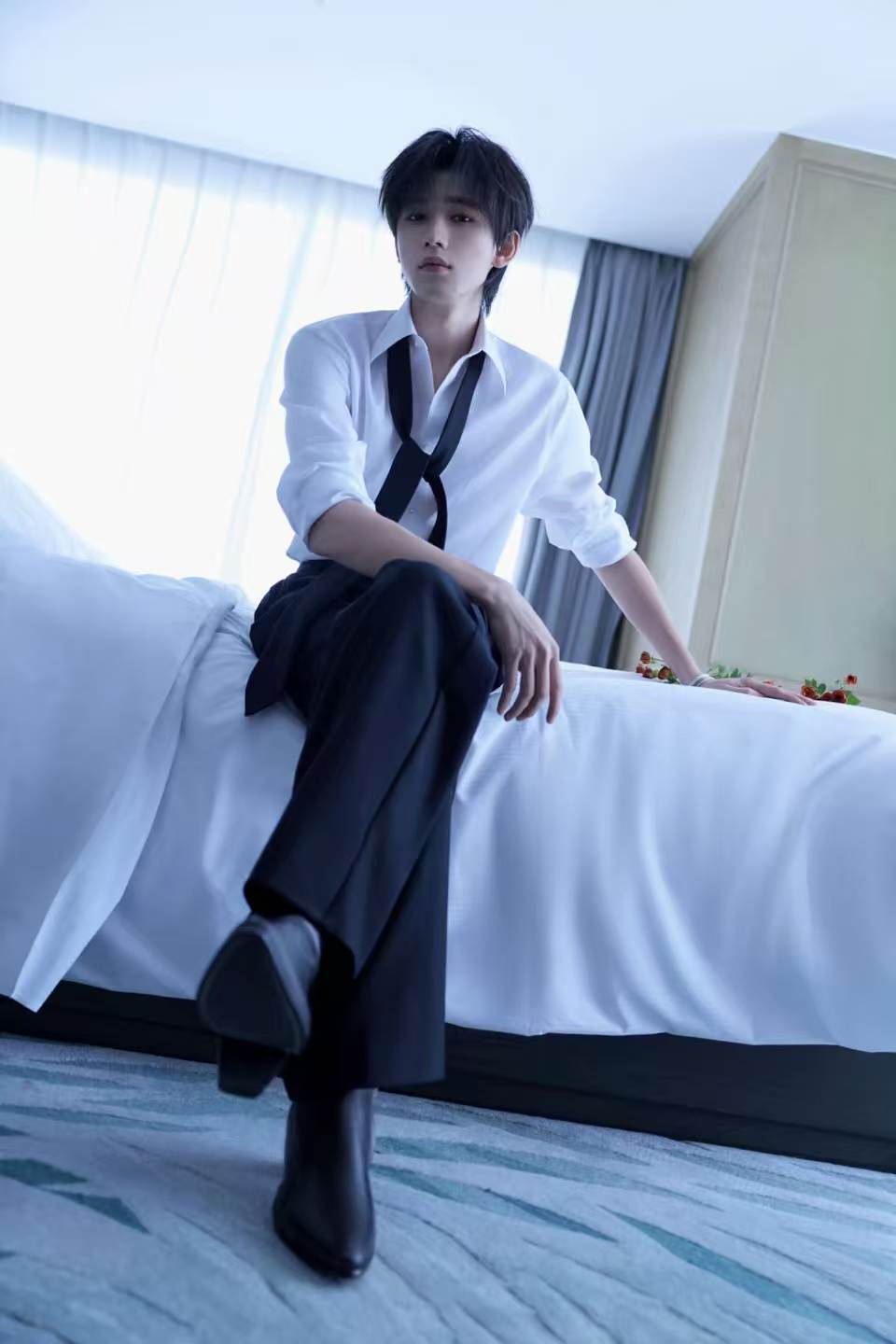 宋亚轩故意解开扣子松开领带宋亚轩这跟求婚有什么区别 宋亚轩故意解开扣子松开领带！