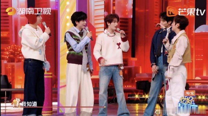 丁程鑫正是爱捣蛋的年纪谁能拒绝这么可爱的捣蛋鬼！丁程鑫悄悄藏手机，调皮又灵动，越