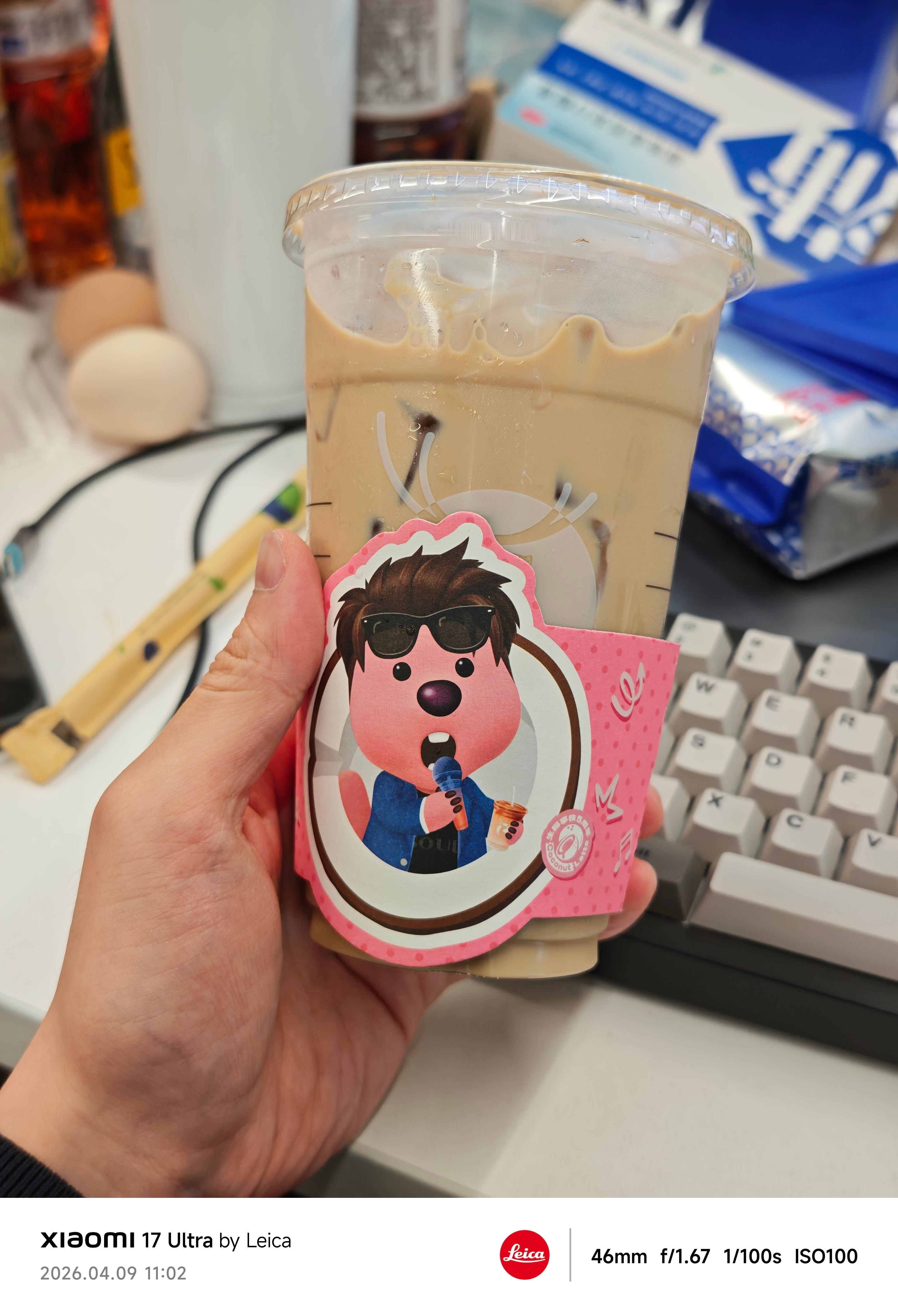 疑似瑞幸陶喆超大杯售罄，只有普通透明杯了。白点了，早知道点星巴克了……