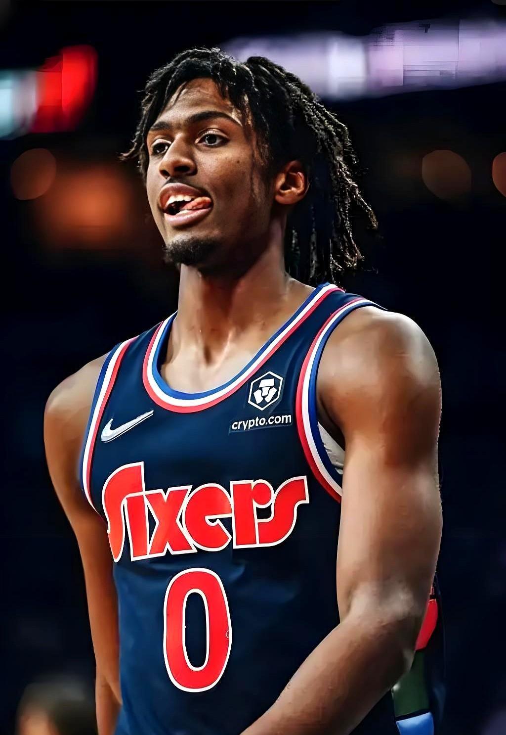 马克西干仗式得分，一晚上出手二十多次，像老式拖拉机，轰轰烈烈但耗油。
约基奇三两