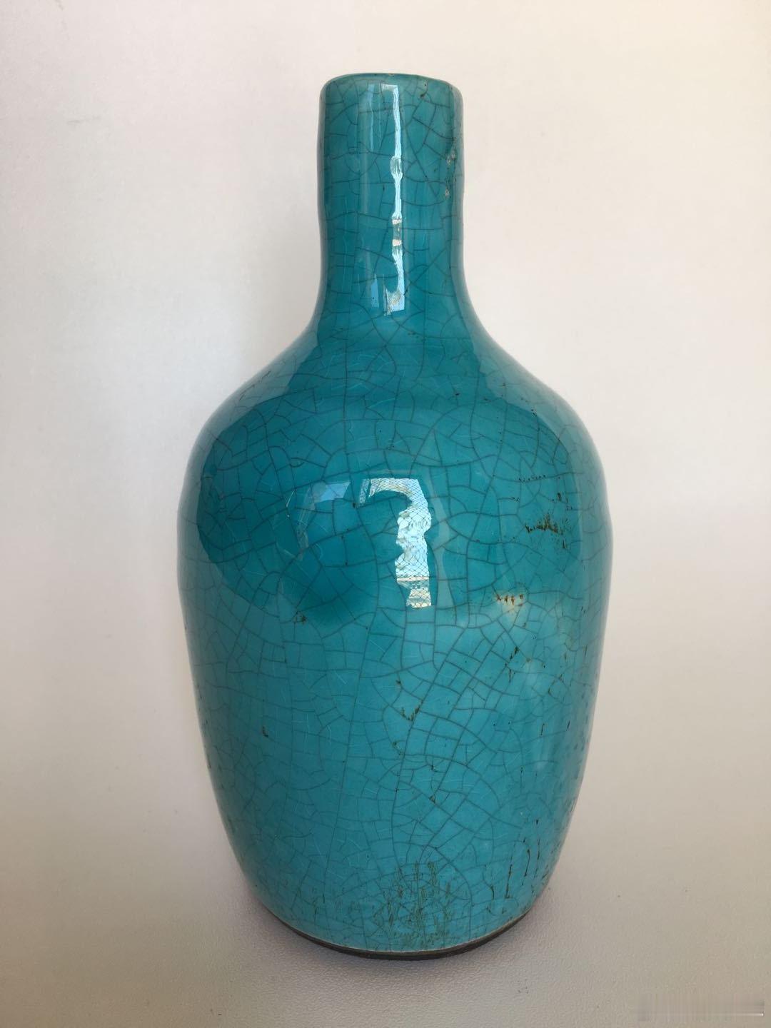 每周鉴赏收藏精品之孔雀蓝胆瓶        今天我们探讨这个不明窑口瓷器的釉面和