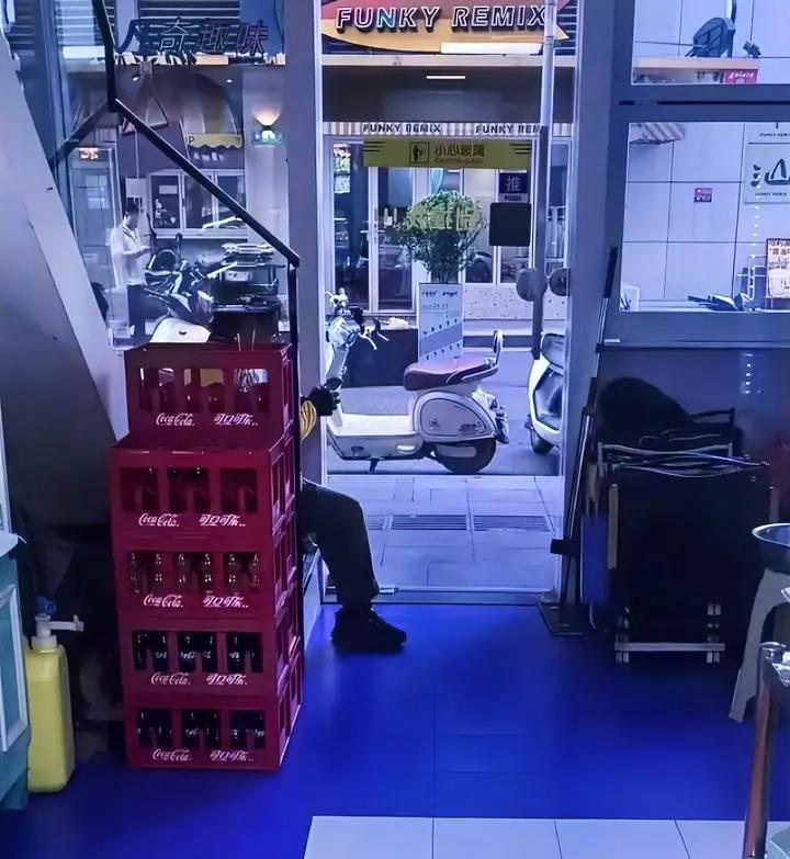 说出来都可笑，堂堂七尺男儿，身上连十块钱都没有，有时真想不通生活的意义到底是什么