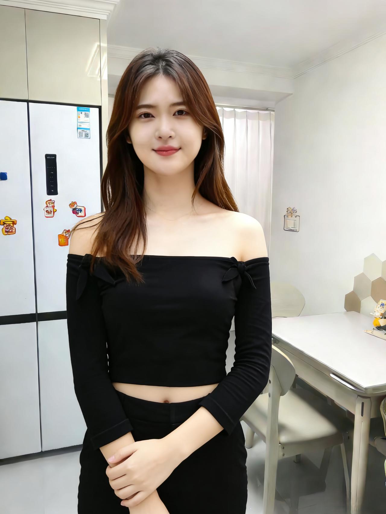 我偏爱这黑色的露肩装
如同偏爱黑夜裹着的星光
露肩的弧度，是我舒展的羽翼
露腰的