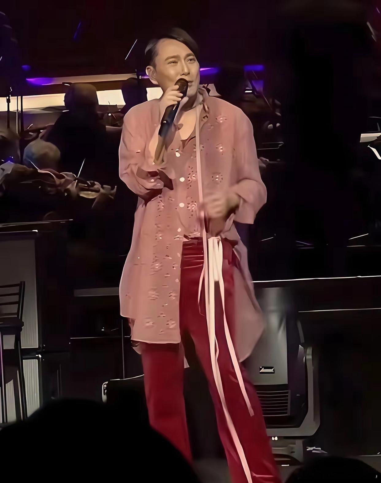 好辣眼睛，情歌王子在演唱会上这幅打扮实在过分妖娆，不说的话还以为是张凯丽呢。 