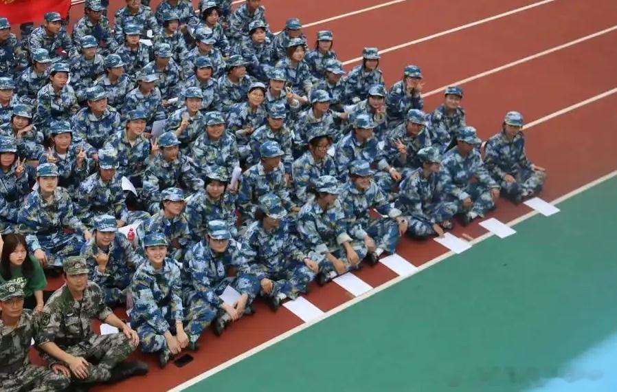 大学生喜爱内容共创计划毕业季无意间翻相册翻到大一的军训照，差点没认出来那是自己。