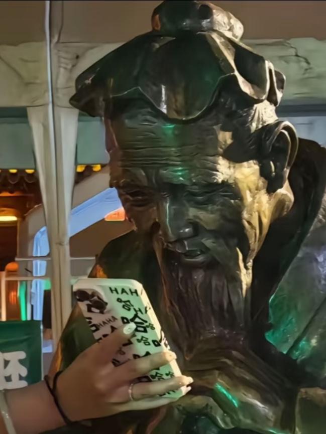 今日所见所闻外出游玩跟雕像的各种奇葩互动方式