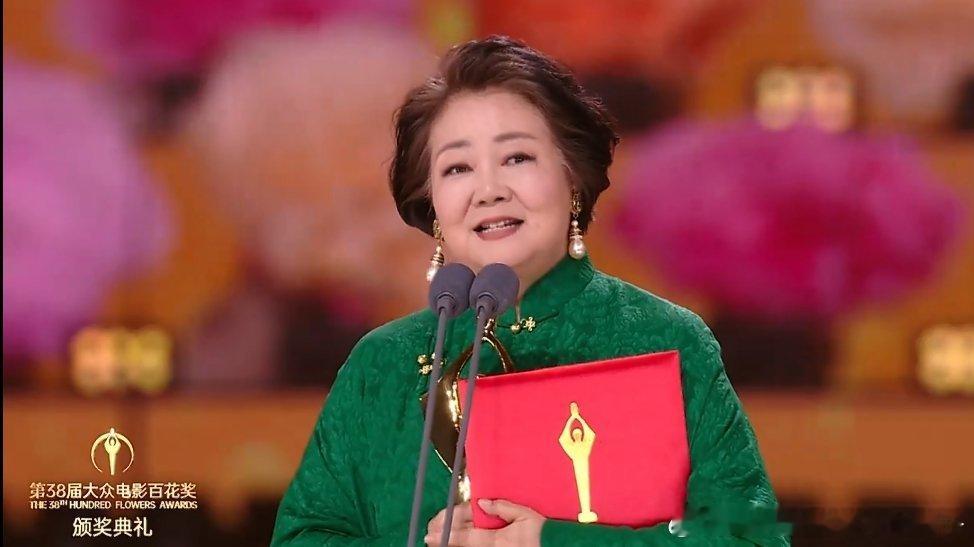 百花奖闭幕式萨日娜最佳女配《抓娃娃》里萨日娜老师真的非常出彩😂打篮球和葬礼那段