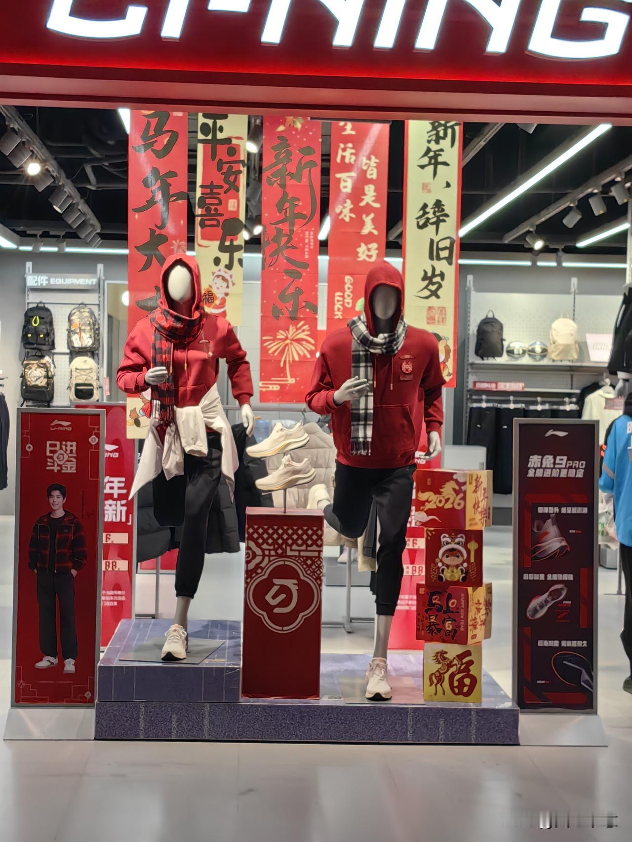 到家里附近的快递点取快递，发现旁边一间小超市，不知什么时候关门大吉了，而另一旁的