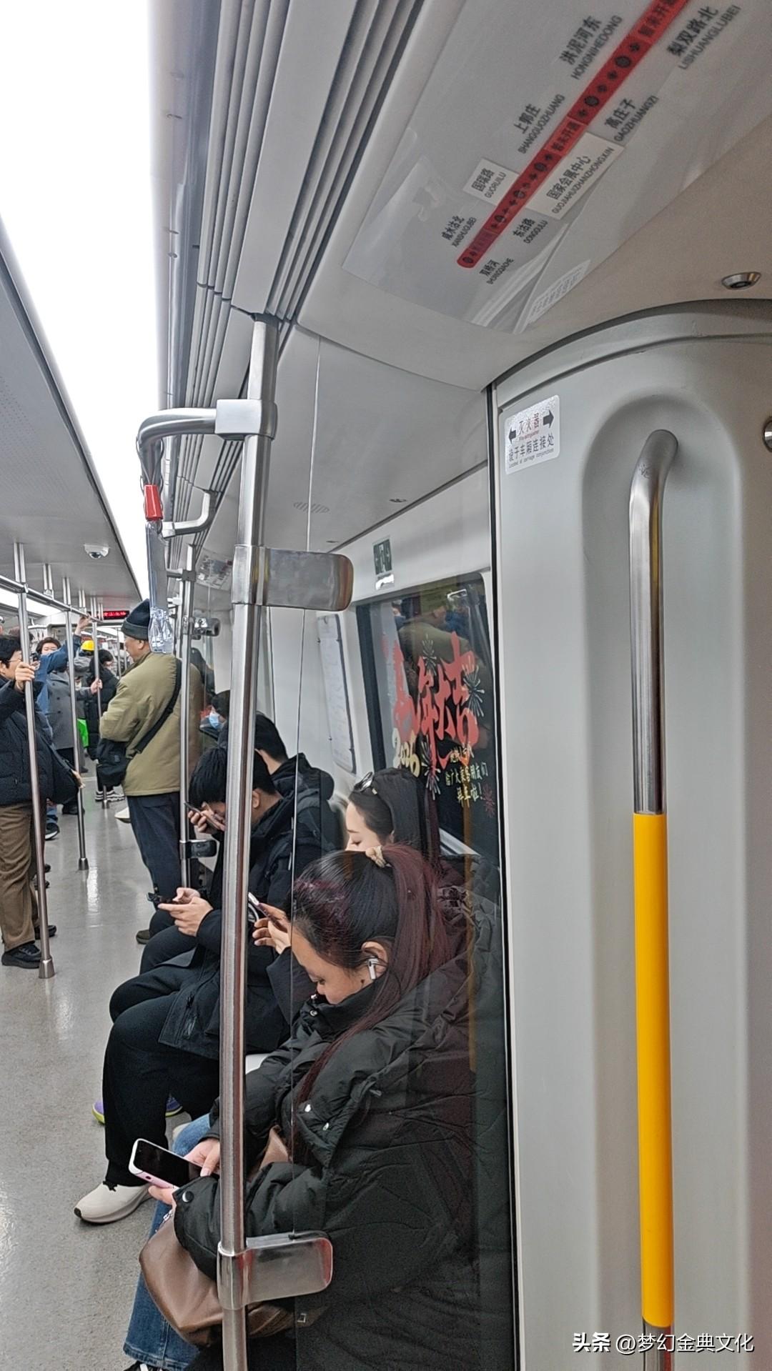 早上挤地铁被人踩了一脚，刚要生气，对方却笑着说"对不起，今天赶时间"。那一刻突然