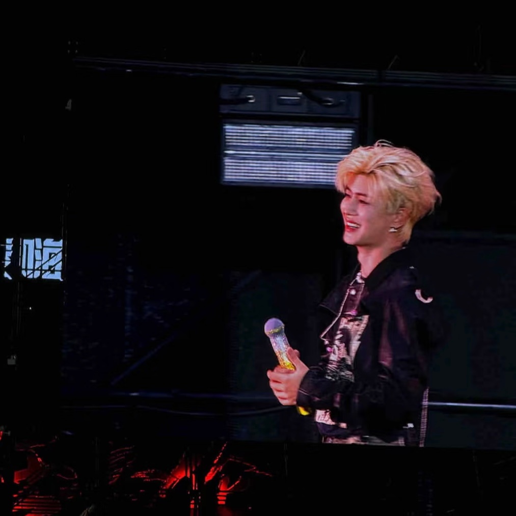 任嘉伦这是跟嘉人粉丝过情人节吗？ ​​​