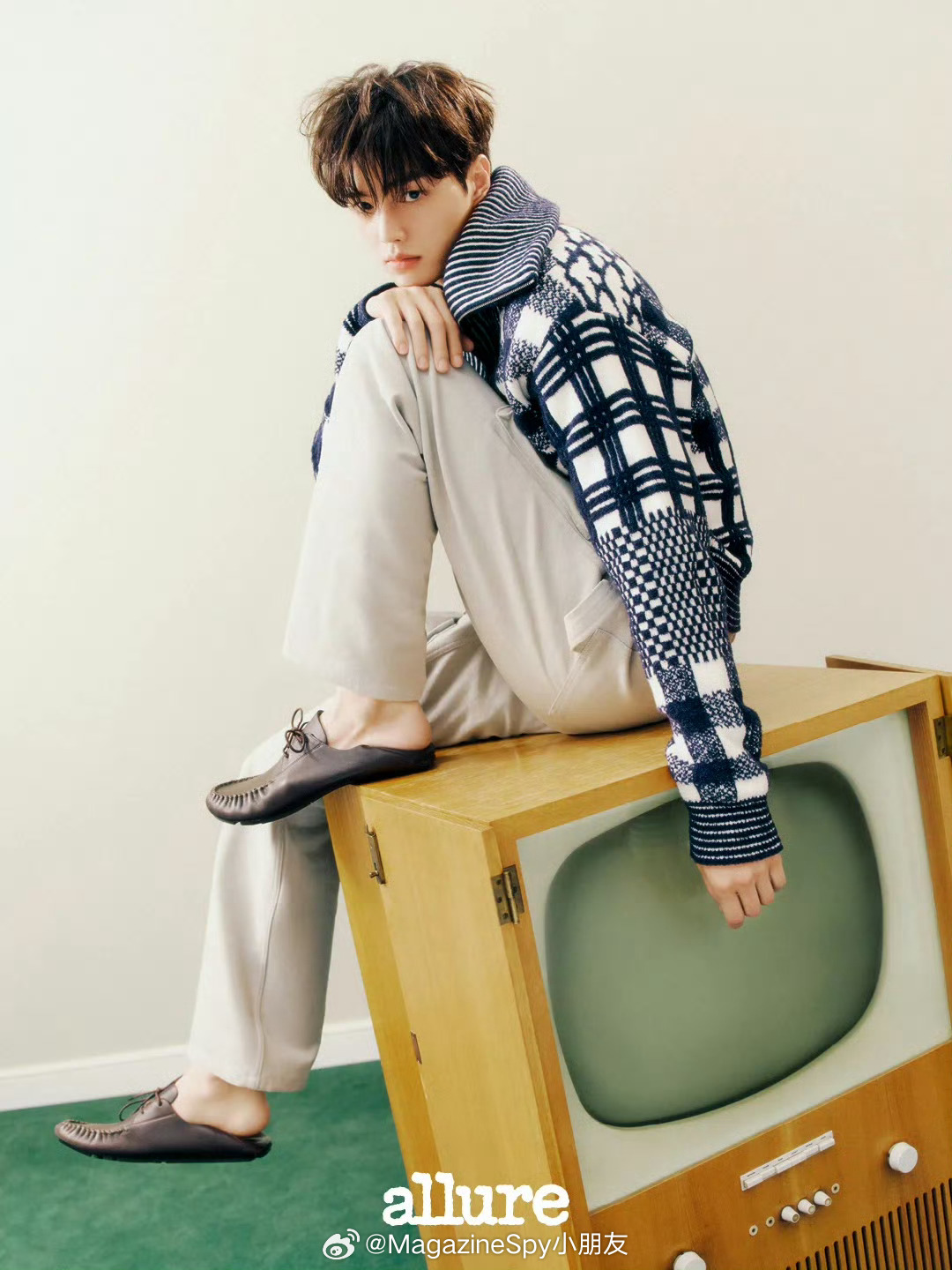 《allure》韩国版2026年8月刊封面：完整大片释出，宋江携手Loewe坐镇