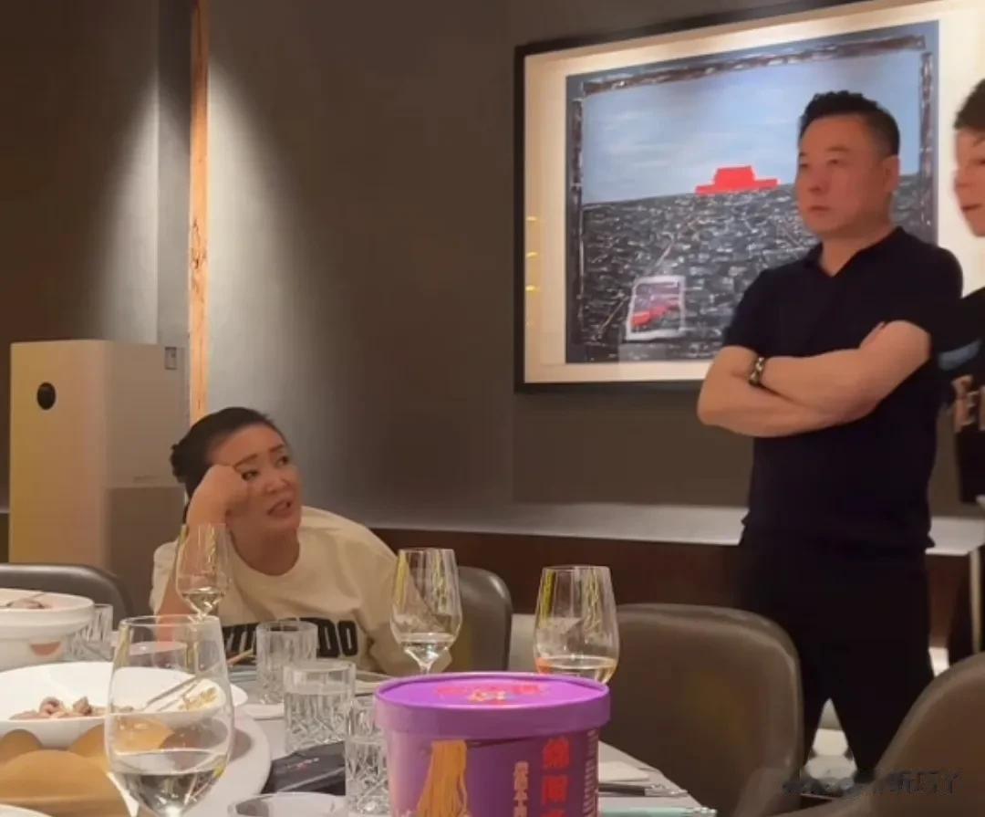兰姐团队和麻六记高管聚餐，汪小菲吃完就离开了，兰姐和安总这俩人心事重重。


此