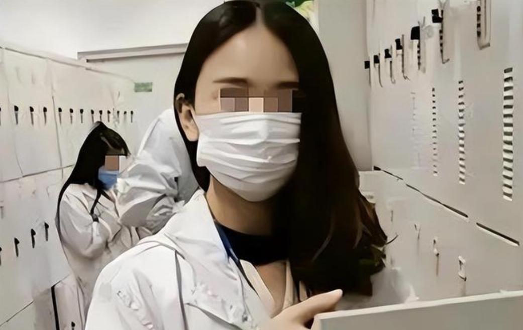 湖南永顺，已婚女医生与男同事于车内发生关系，而后并未即刻报警。三十余日后，男同事