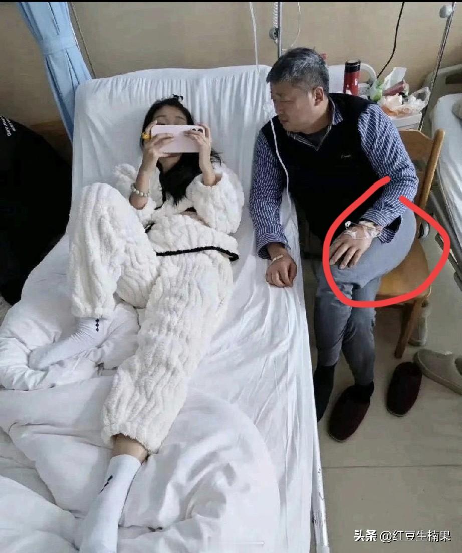 这个绝对是亲生闺女，她父亲住院正在打点滴，都回血了，还在打这游戏，不知道按下铃铛
