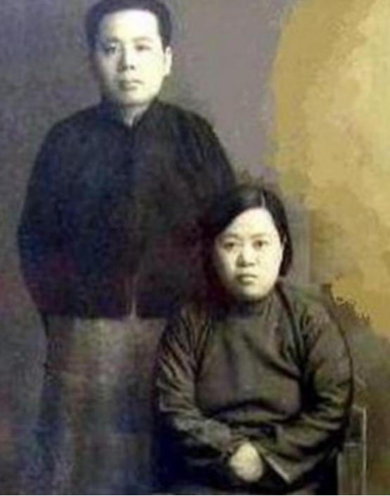 1914年，18岁的张恨水欢欢喜喜迎娶新娘，新婚夜却嫌弃妻子龅牙、体胖、样貌丑陋