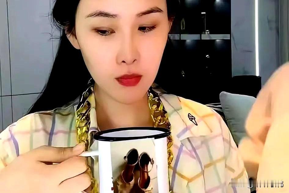 汪小菲马筱梅大婚的喜糖还没捂热乎，互联网吃瓜前线又爆出新番！

眼瞅着前任张某颖