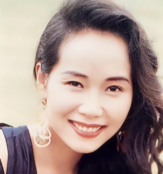 叶童回应亲哥哥李中宁当保安。叶童说，我知道他现在在香港当保安，收入很低，但我不会