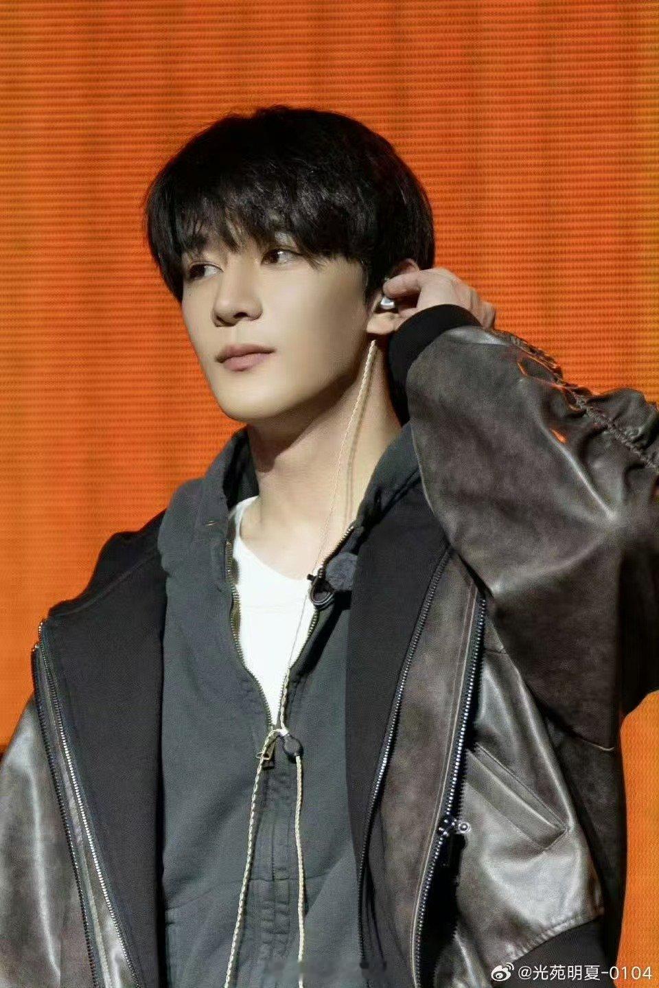 大孤山偶遇夏之光网友大孤山偶遇夏之光网友大孤山偶遇夏之光，顺毛光看起来好乖啊~ 