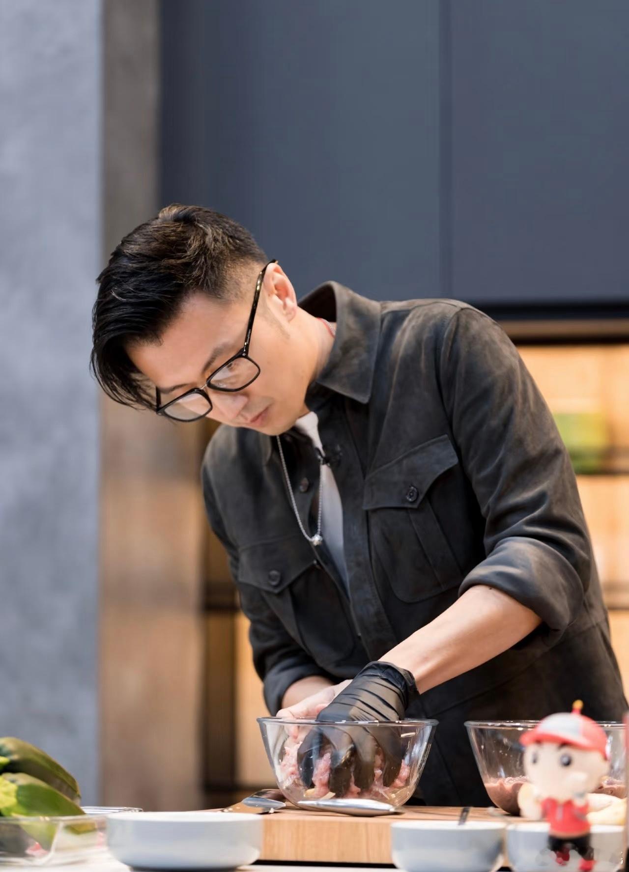 谢霆锋认为比赛用火锅底料是作弊谢霆锋判用火锅底料算作弊，把预制菜的争议摆上台了。