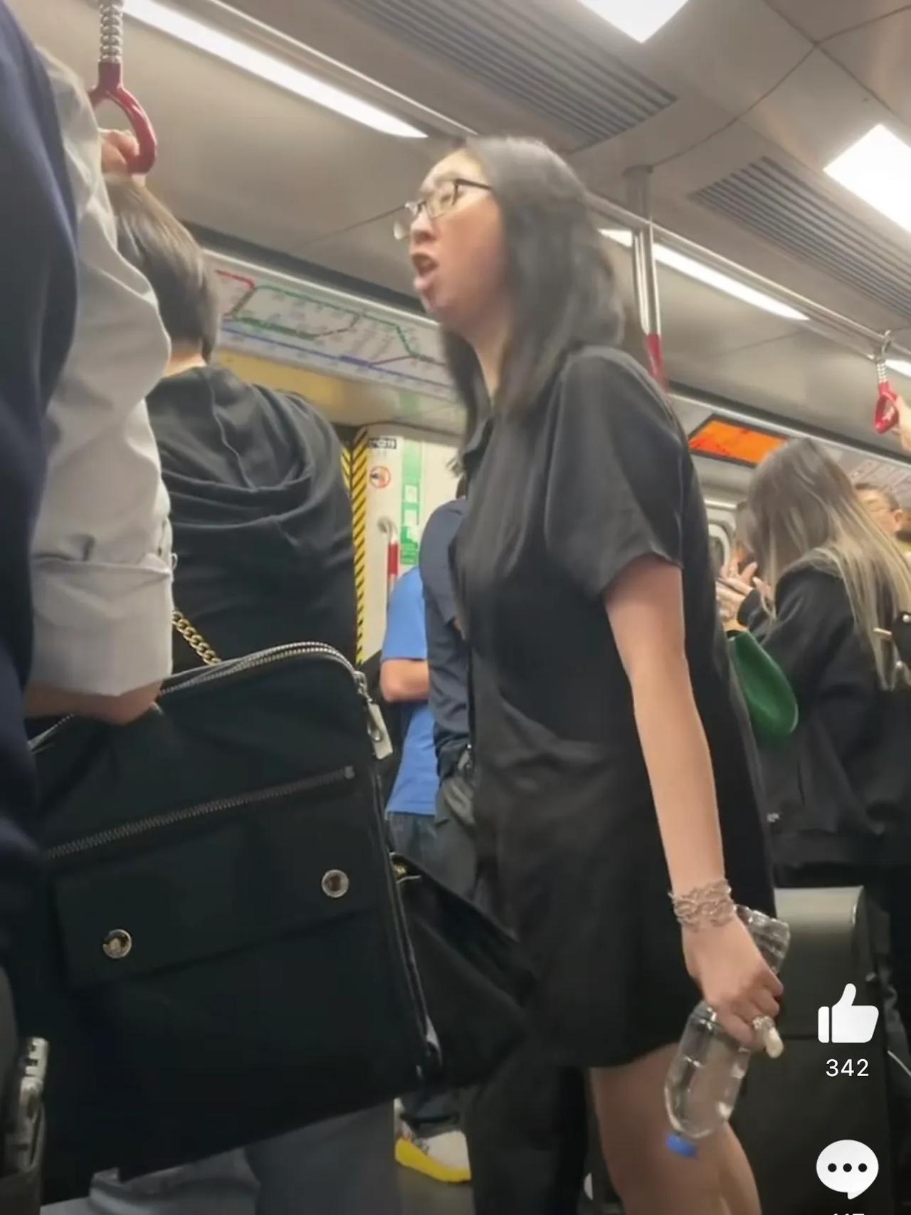 之前香港地铁一段视频疯传。

一位女生隔着中间的女子骂的对面一个男子。

她说话