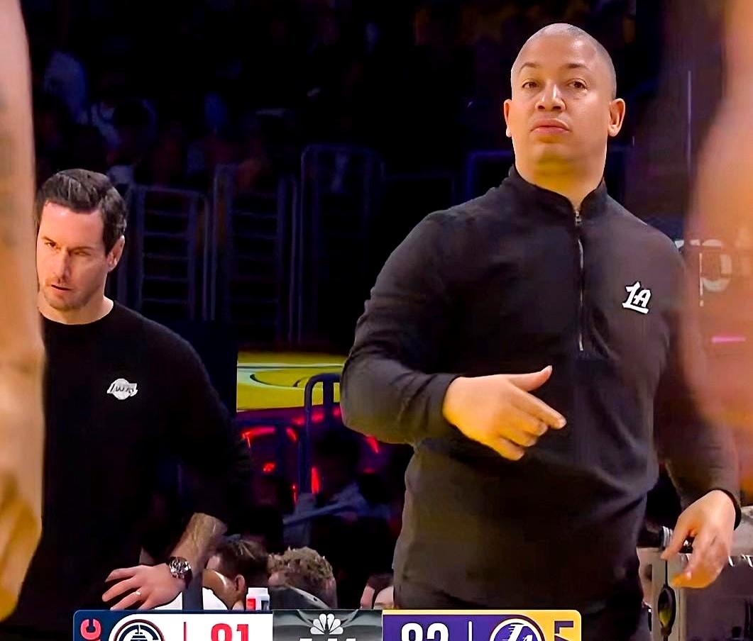 快船主教练泰伦卢估计今天晚上睡不着觉了！
 

队员们拼了命地轰下118分，连科