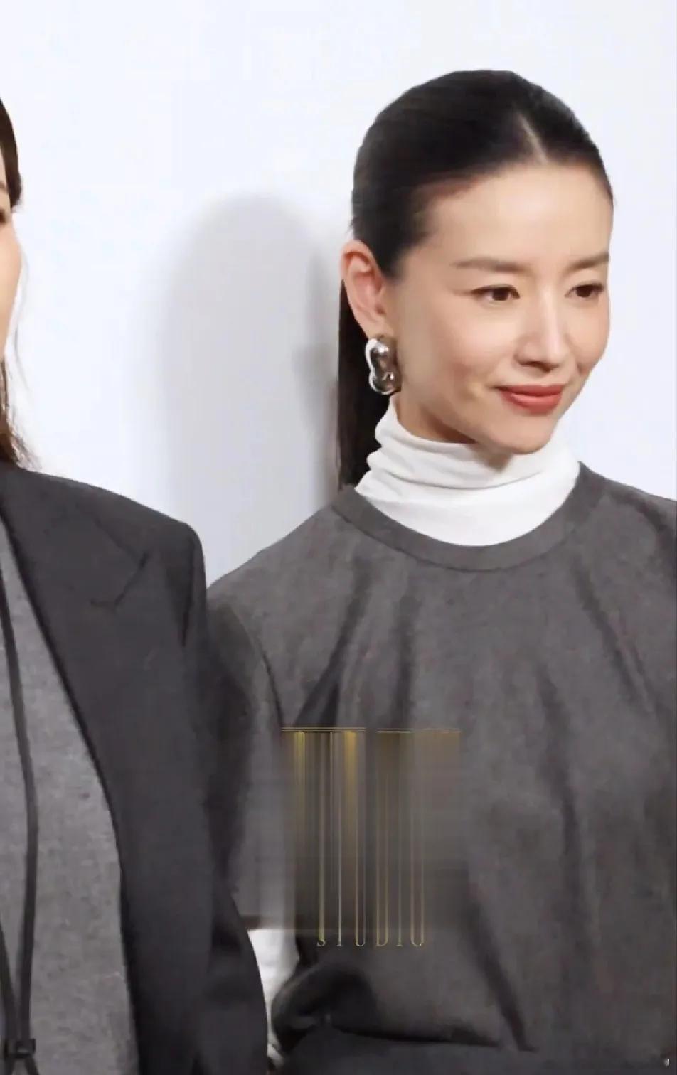 看高圆圆和董洁同框有点感慨，她俩可是当年妥妥的玉女掌门人，当时男生梦中情人的前三