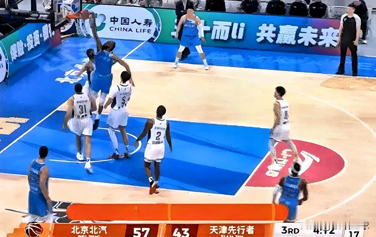 湖人旧将麦基真是来CBA降维打击的！在今日北京对阵天津的第三节比赛中，麦基突然一