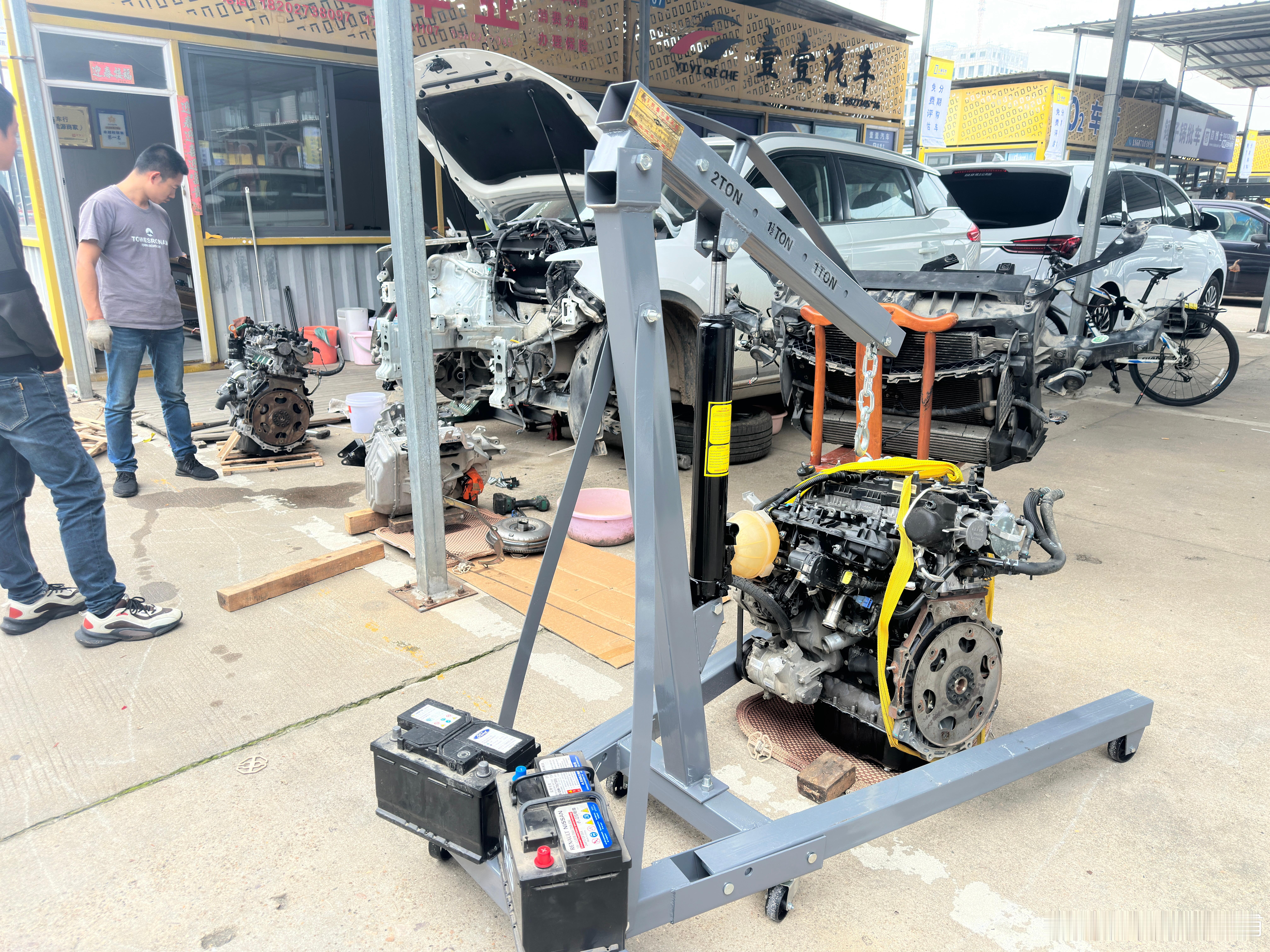 哈哈哈 车贩子都开始自己修发动机了～ ​​​