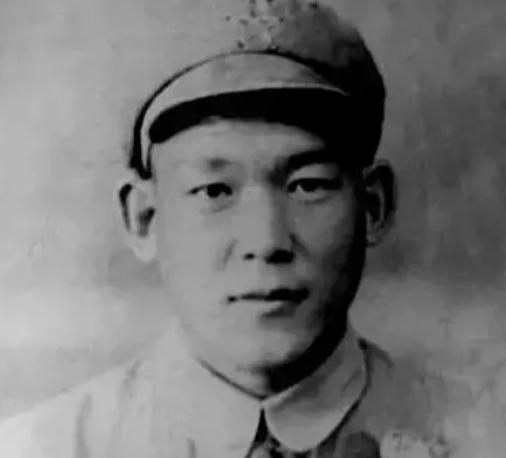 1951年，志愿军排长被13名美军包围，美军见他十分瘦弱还咳血，顿时心生轻蔑。谁