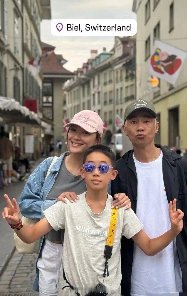 陈小春夫妇与爱子合影，陈小春一家三口同框，即使戴帽依然掩饰不住他已显露的银丝，仿