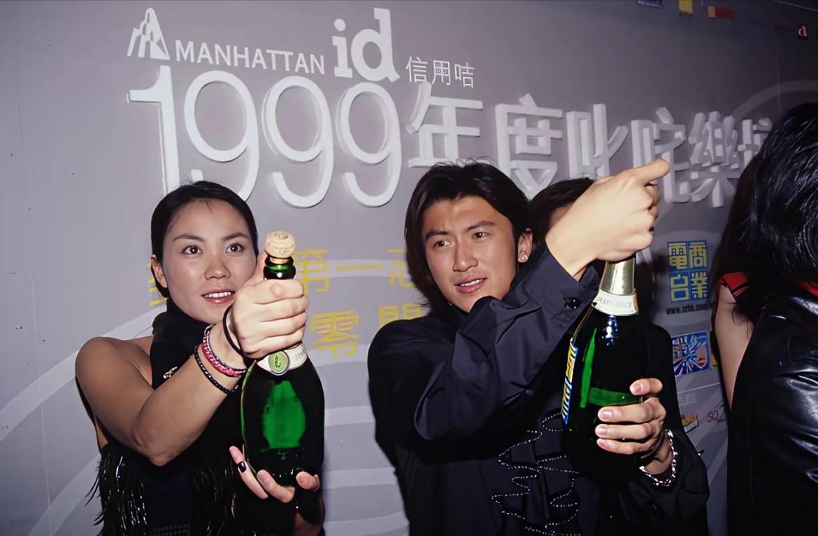 那时的谢霆锋才19岁，看起来相当的稚嫩，就已经和30岁的王菲恋爱了，看他对王菲的