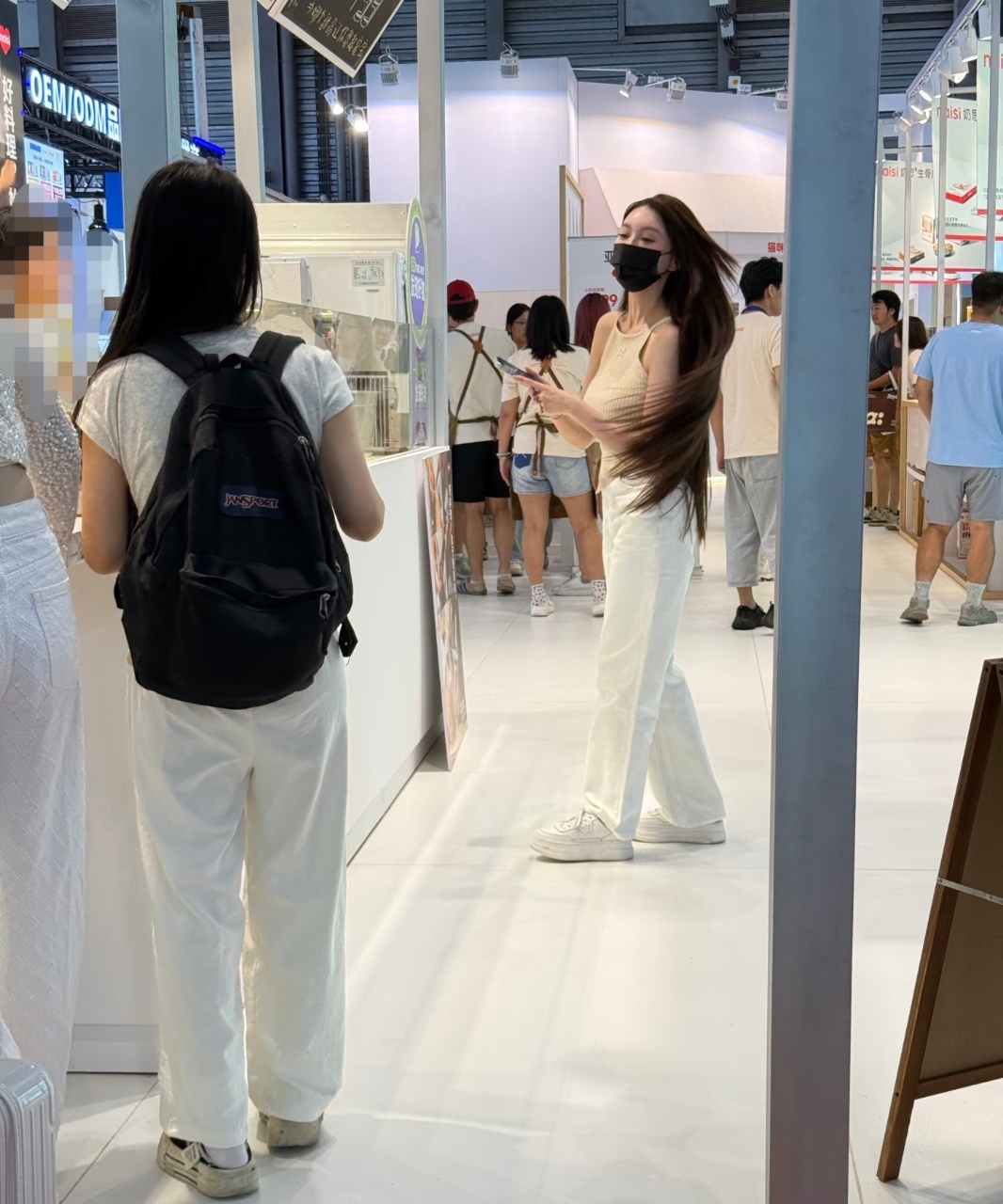 亚宠展偶遇叶珂看展偶遇叶珂叶珂看来是要大力发展事业了，恢复直播就不说了，现在线下