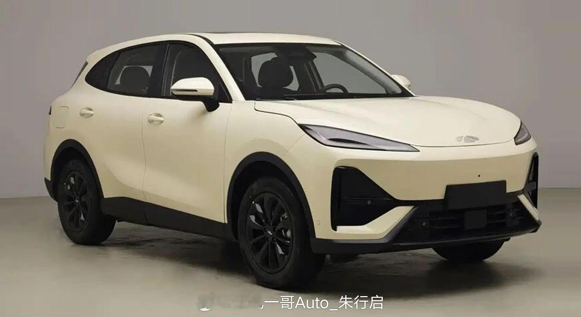 全新奇瑞风云T7的实车图亮相，新车采用了风云家族最新风格设计，整车的长宽高分别为