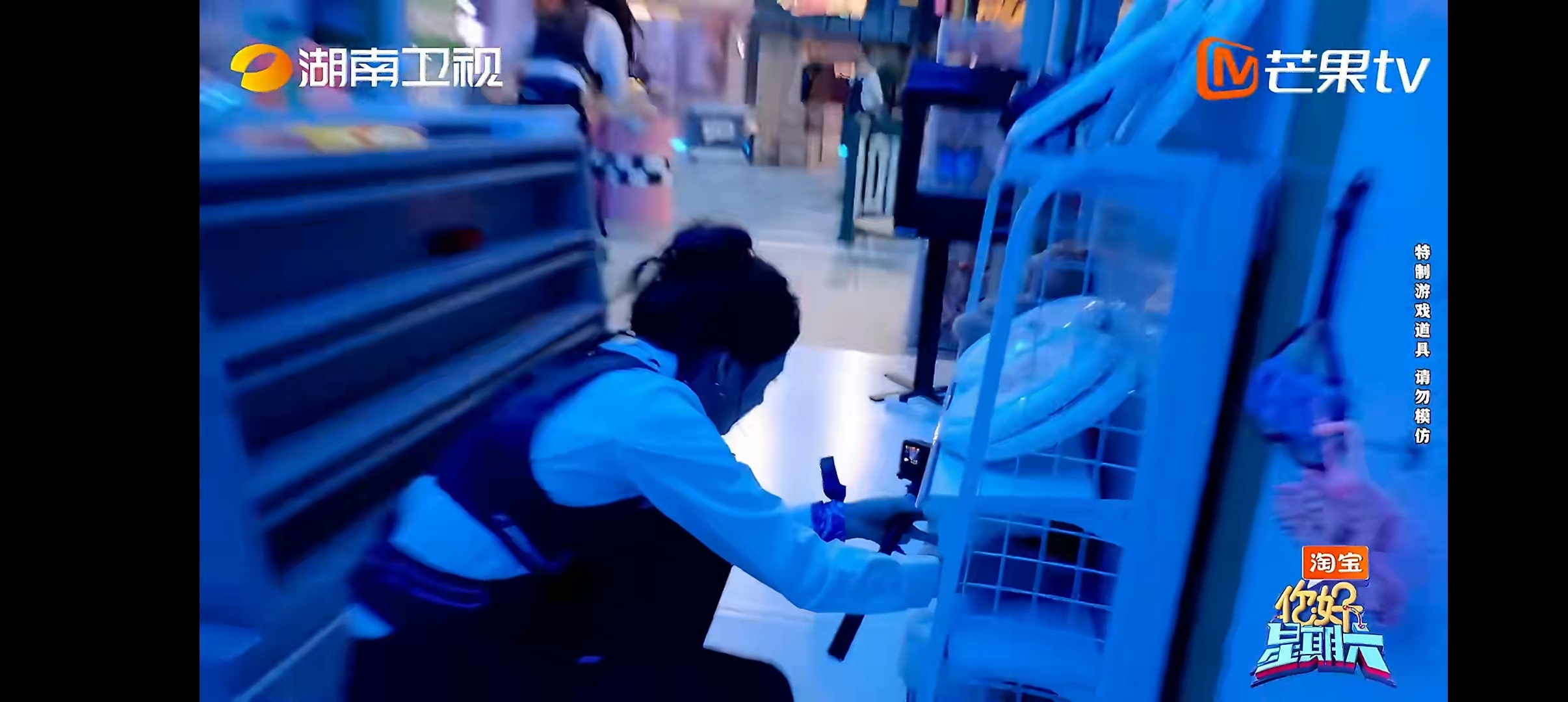 任敏开启神隐模式任敏躲藏是有点功夫在身上的 任敏玩“黑夜追缉战”游戏，太会藏了吧