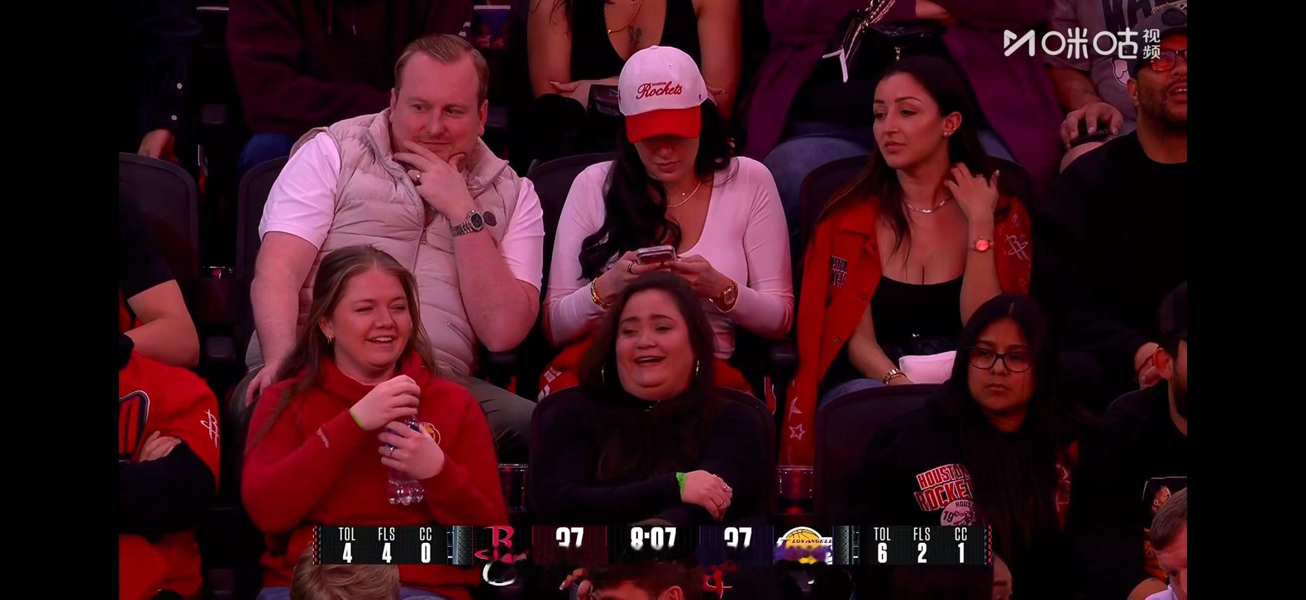 火箭球迷挺开心的