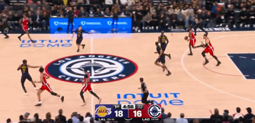 科比桑德斯打的真不错，防下詹姆斯后连进两记三分！科比就是比詹姆斯强！湖人vs快船