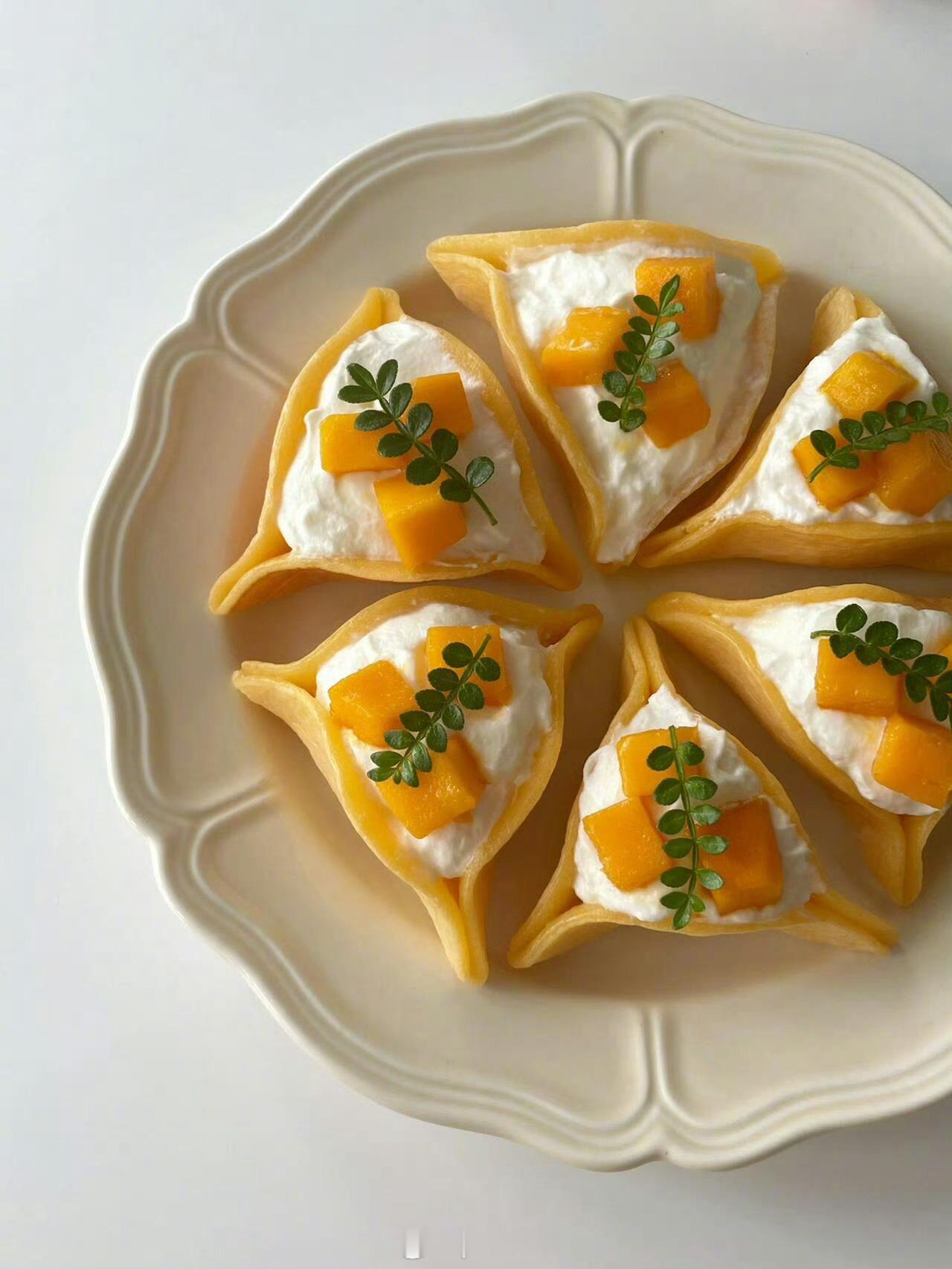 在家自制甜品芒果奶油松饼吧～简单又美味的小甜品，松饼和奶油的结合也可以很美味[色