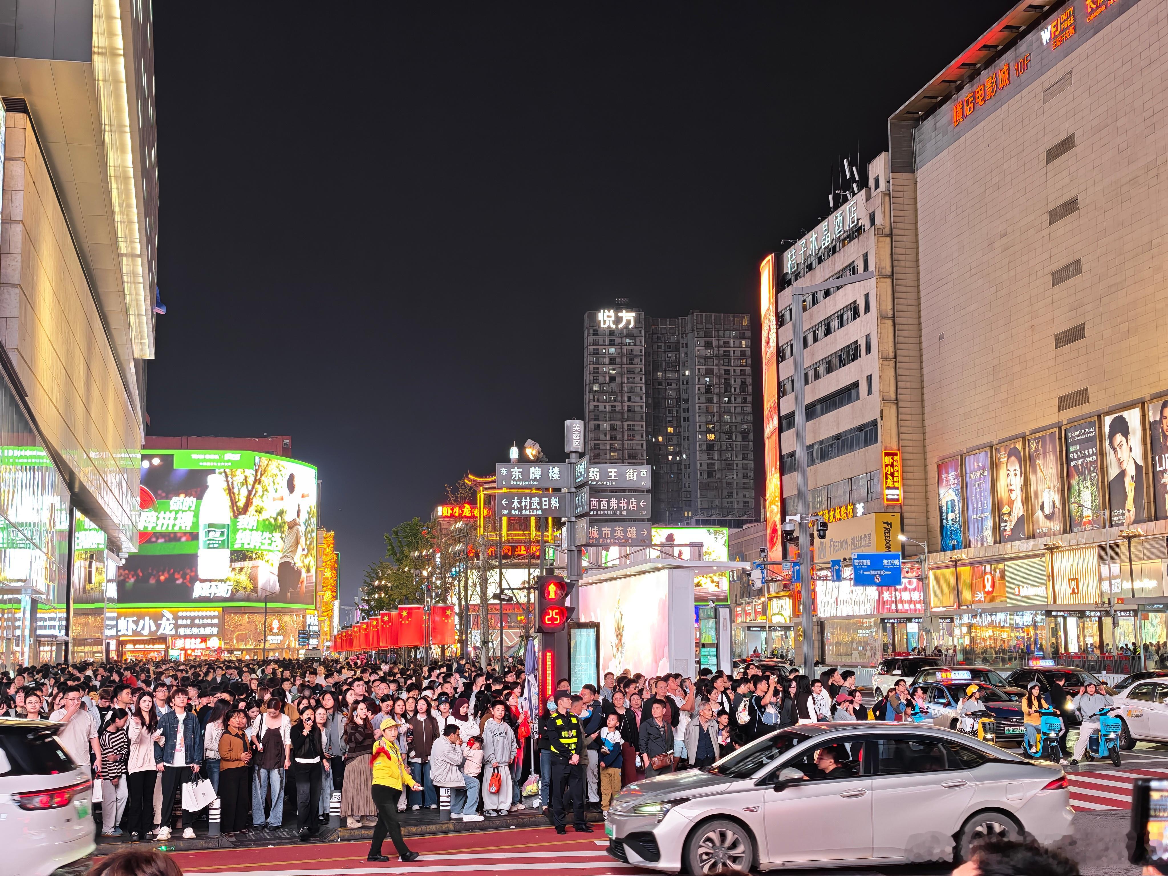 国庆景区热度前10被小城包揽但其他景区依旧很多人，比如长沙这里，估计几万人，太夸