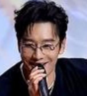 最近很多媒体都用“黄晓明也逃不过搬家看孩子”这个说法，来报道他为了9岁儿子“小海