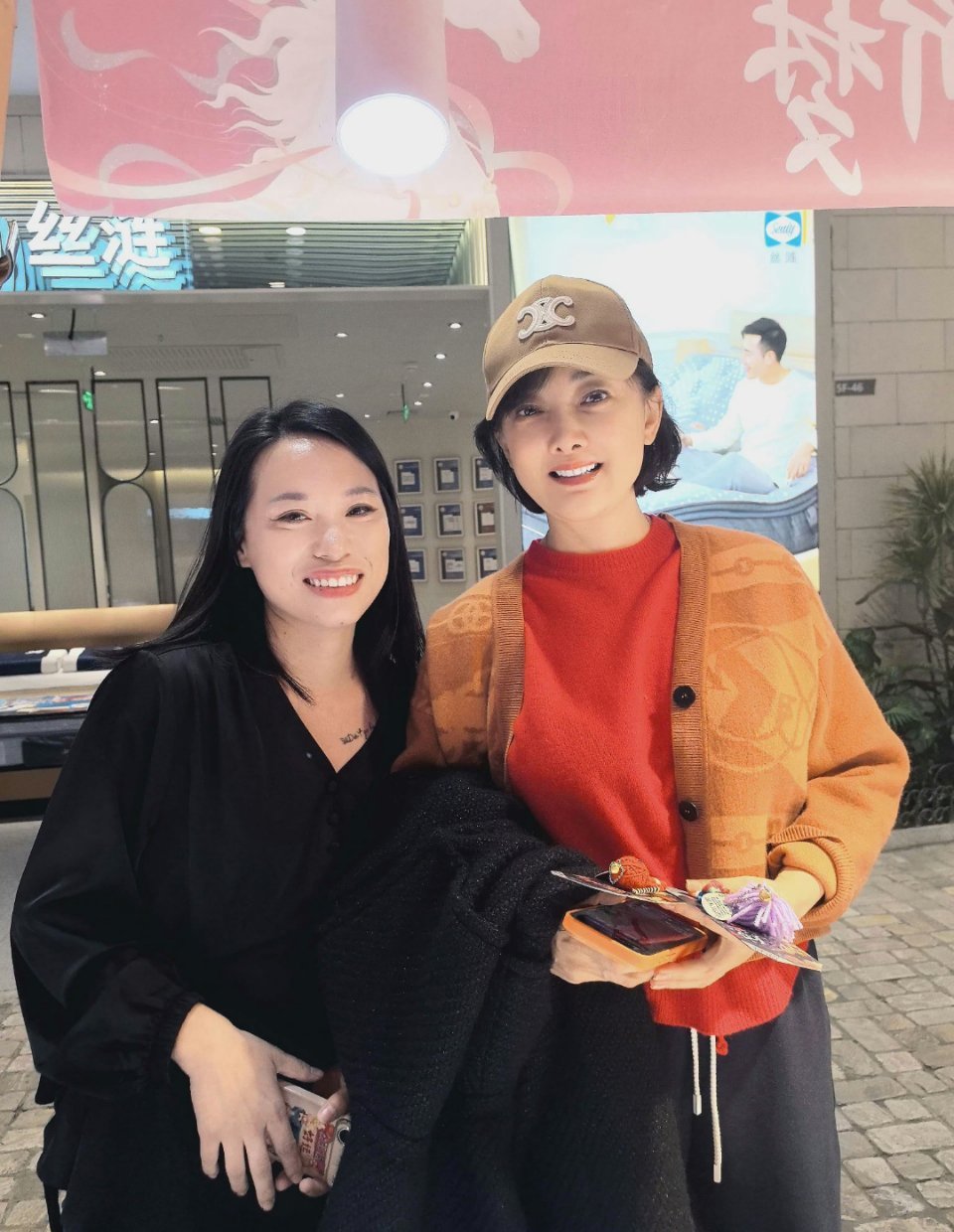 网友偶遇牛莉 网友偶遇牛莉，53岁状态好好，温婉大气，一直美了这么多年！ 