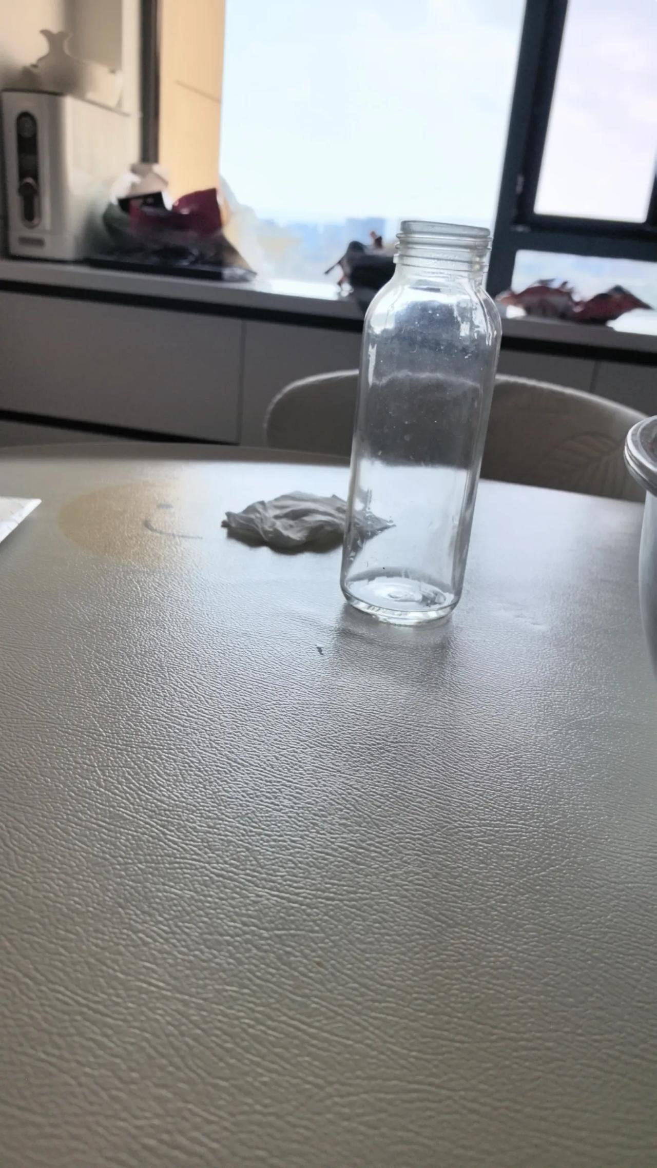 昨天上午，在呼和浩特市赛罕区一个农贸市场附近看到，两名中学生摆摊卖水果，虽然买的