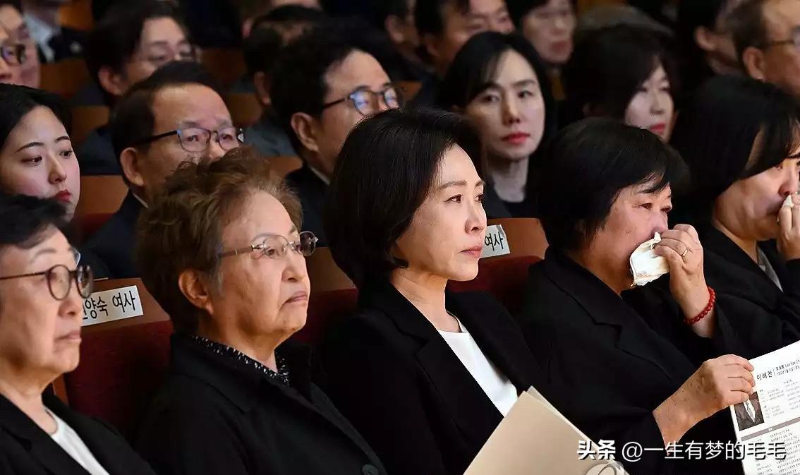 3月21日，韩国政坛多位核心人物齐聚首尔圣玛丽医院葬礼会场，共同吊唁前总统文在寅