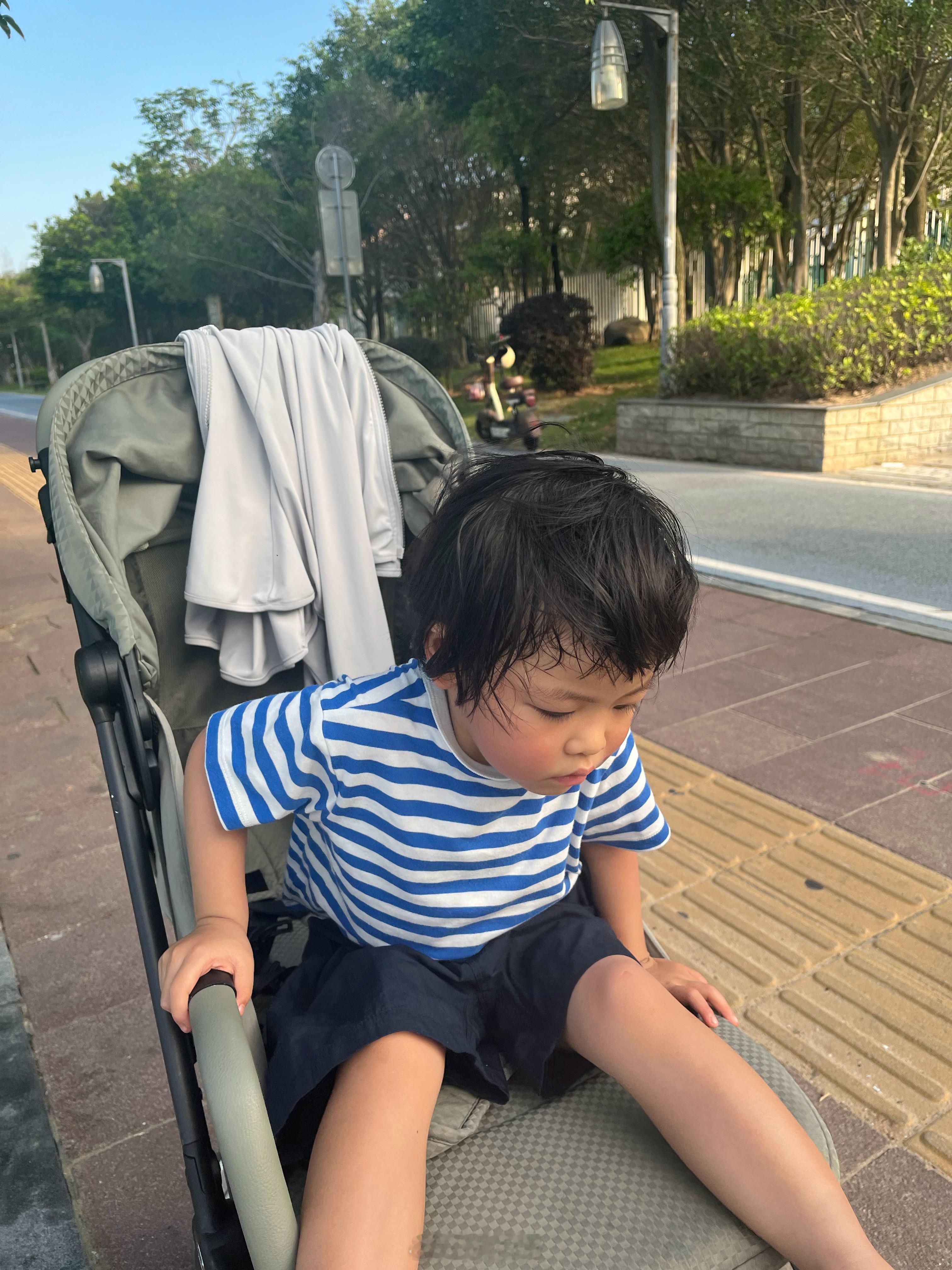 好消息睡了20分钟，弄起来劳作了带娃随手拍