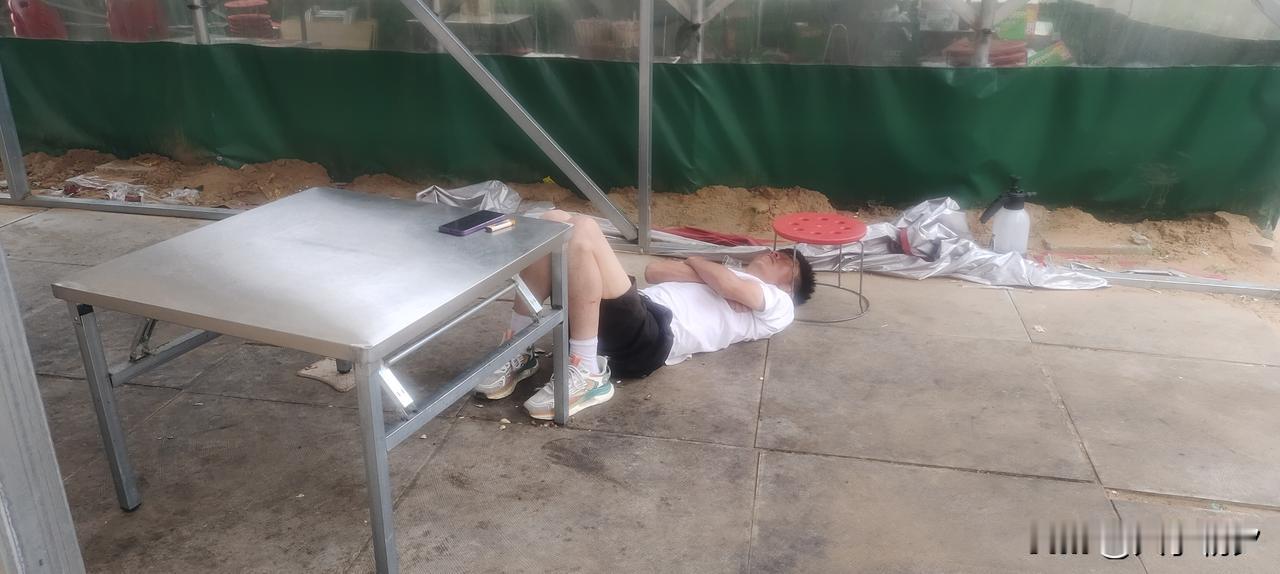 日子奔波，席地而眠，短暂的小憩，是成年人忙碌生活里片刻的喘息。生活虽累，稍作休整
